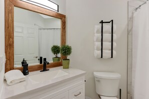 Chuveiro/banheira combinados, toalhas de banho, sabonete