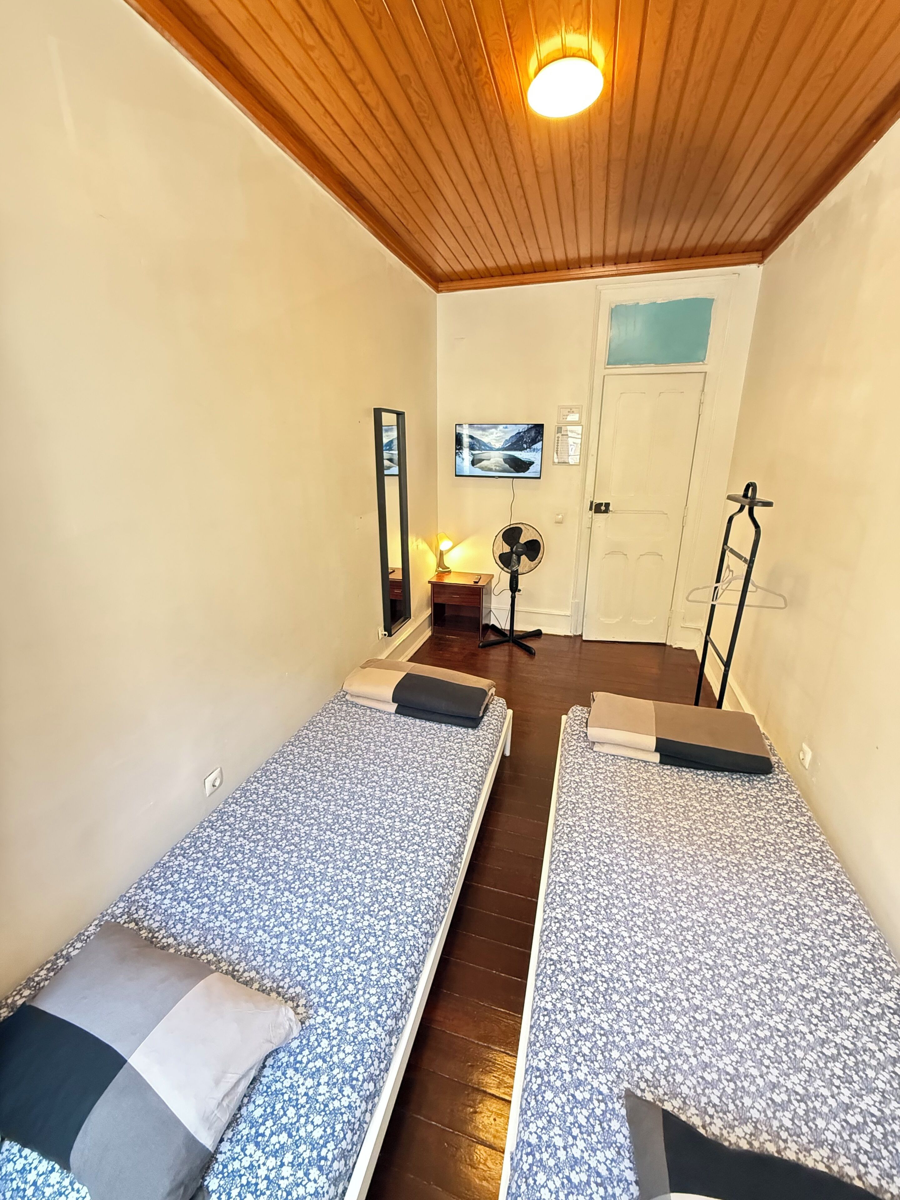 Quarto duplo básico, 2 camas de solteiro | Wi-Fi de cortesia, roupa de cama