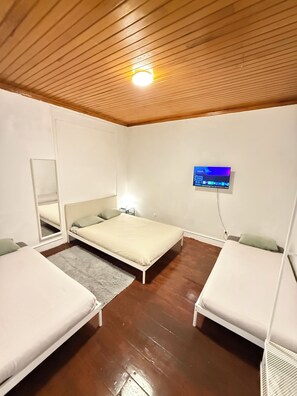Basic Quadruple Room | Free WiFi, bed sheets - Lisboa Parque Guest House (Lisbon)