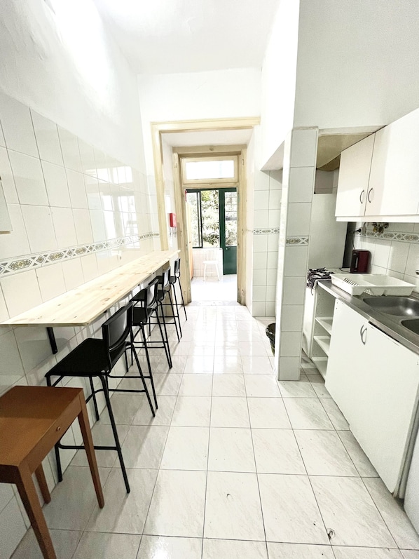 Shared fridge, microwave - Lisboa Parque Guest House (Lisbon)