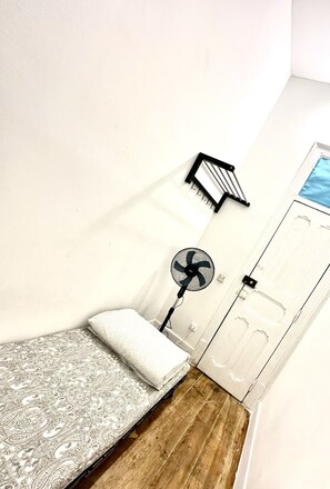 Basic Single Room, 1 Twin Bed | Free WiFi, bed sheets - Lisboa Parque Guest House (Lisbon)