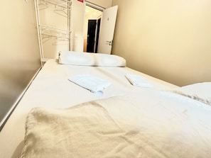 Comfort Double Room | Free WiFi, bed sheets - Lisboa Parque Guest House (Lisbon)