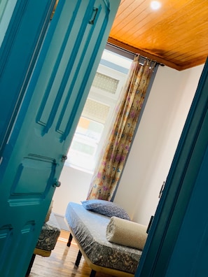 Basic Twin Room, 2 Twin Beds | Free WiFi, bed sheets - Lisboa Parque Guest House (Lisbon)
