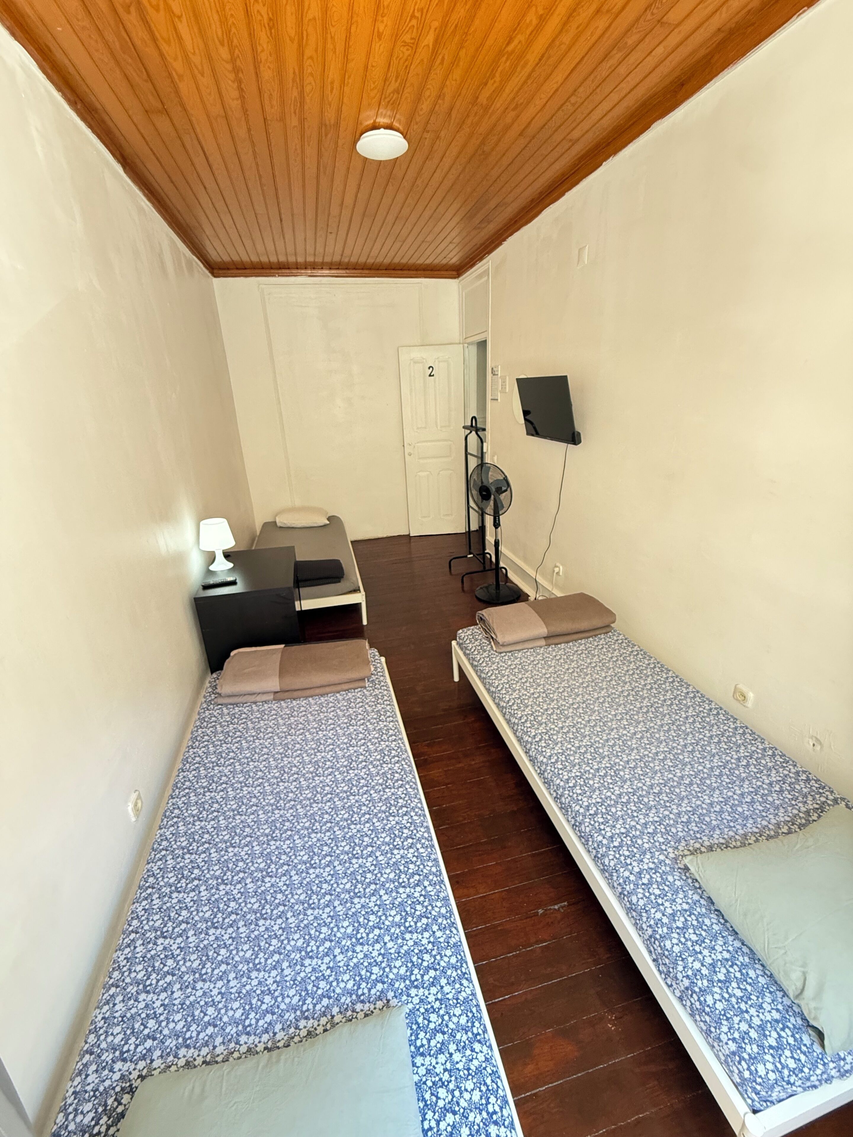 Quarto triplo básico, 3 camas de solteiro | Wi-Fi de cortesia, roupa de cama