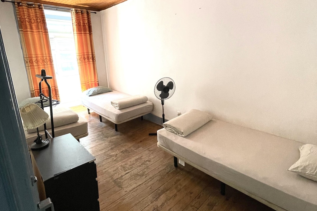 Basic-Dreibettzimmer, 3 Einzelbetten | Kostenloses WLAN, Bettwäsche