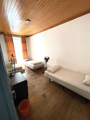 Chambre Triple, 3 lits une place | Wi-Fi gratuit, draps fournis