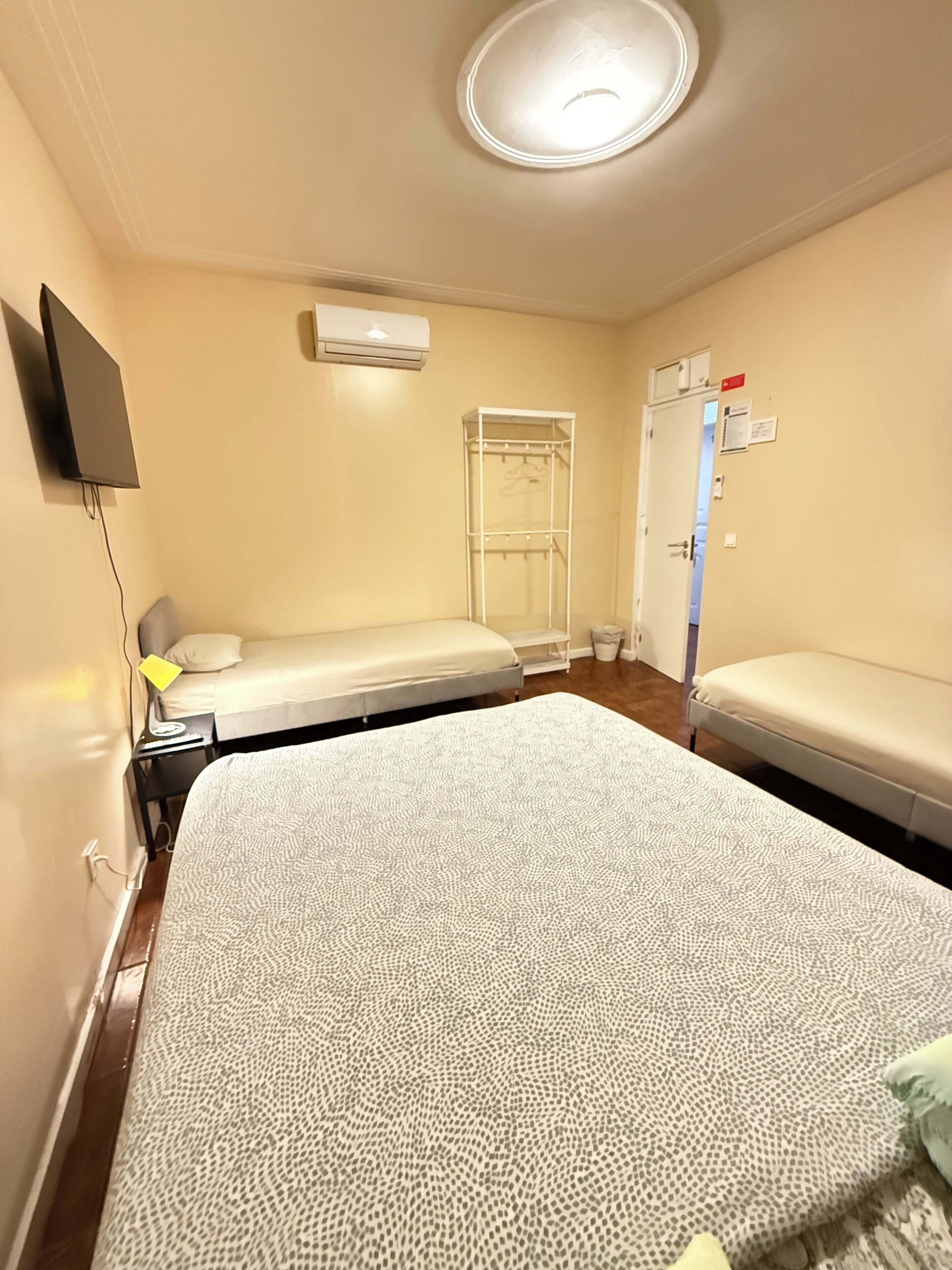 Quarto quádruplo básico | Wi-Fi de cortesia, roupa de cama