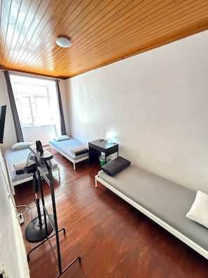 Basic Triple Room, 3 Single Beds | Bathroom