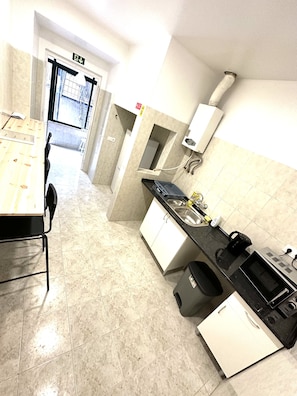 Fridge, microwave - Lisboa Parque Guest House (Lisbon)