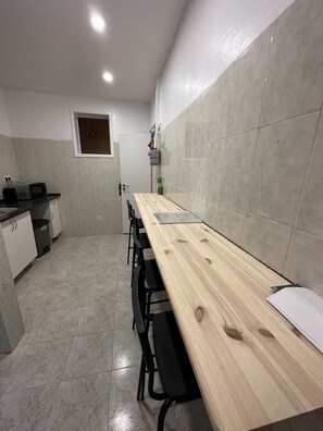 Shared fridge, microwave - Lisboa Parque Guest House (Lisbon)