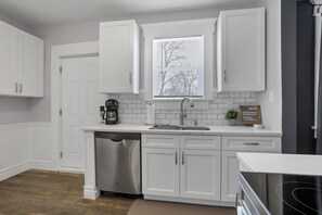 Fridge, microwave, oven, stovetop - Gatsby vibes house in Old Oaks, close to everything (Columbus)