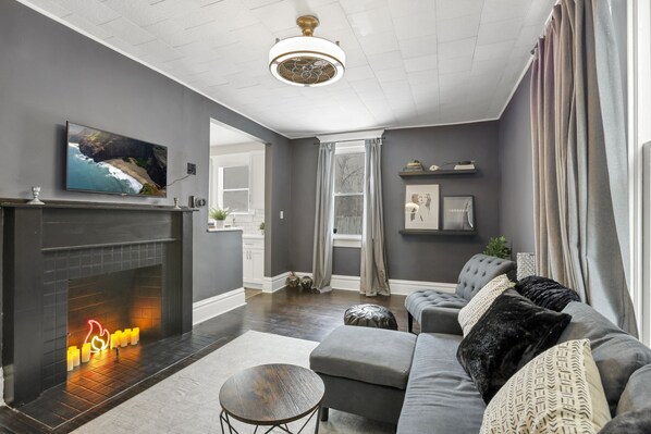 Smart TV - Gatsby vibes house in Old Oaks, close to everything (Columbus)