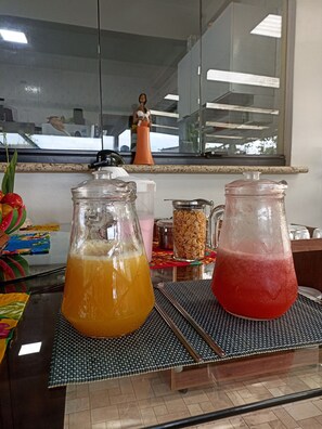 Free daily buffet breakfast - Pousada Tropicália Paraty (Paraty)