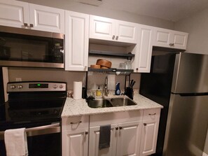 Refrigerador, microondas, horno y parrilla de estufa 