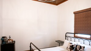1 室のベッドルーム、アイロン / アイロン台、WiFi (無料)、ベッドシーツ