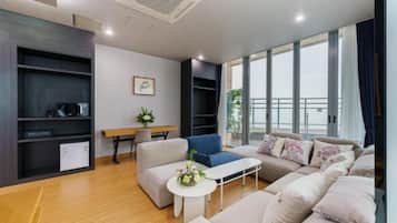 Presidential Suite Ocean | Zona de estar | Una televisión LED, Netflix, servicios de streaming, una impresora