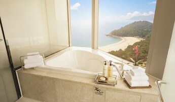 Presidential Suite Ocean | Kamar mandi | Shower, pengering rambut, sandal, dan handuk