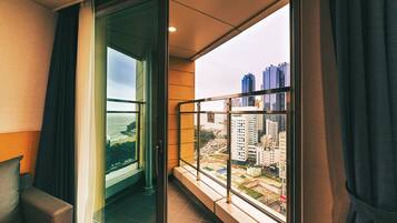 Dusche, Haartrockner, Hausschuhe, Handtücher