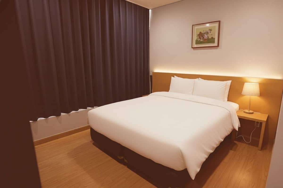 Central Suite City | In-room safe, blackout drapes, soundproofing, free WiFi