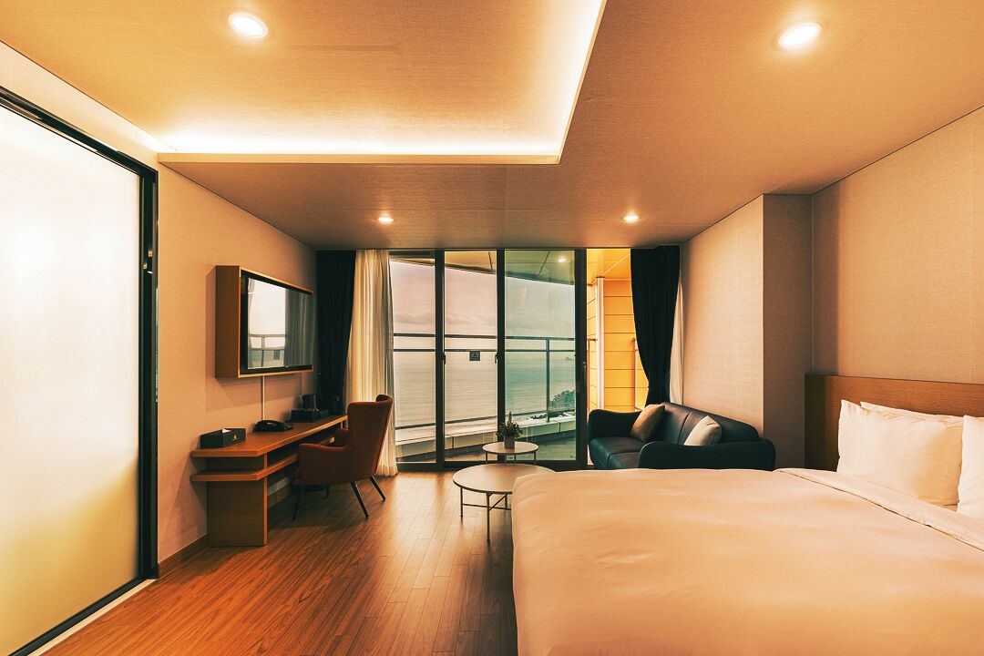 Family Suite Ocean | Bathroom | Shower, hair dryer, slippers, towels