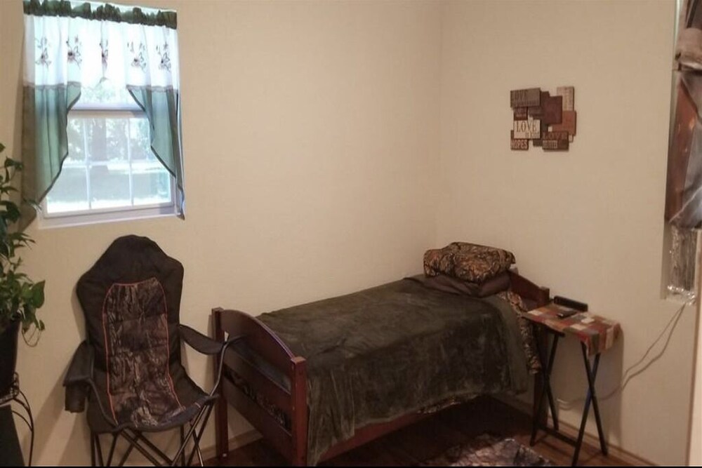 The Red HouseTen minutes to San Augustine boat launch at Sam Rayburn