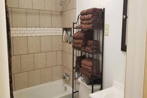 Duschwanne, Handtücher, Seife, Shampoo