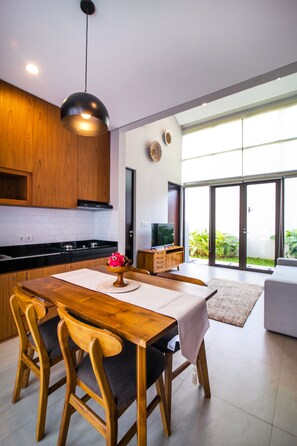 Fridge, electric kettle, rice cooker, cookware/dishes/utensils - De Hsahe Villa (Tabanan)