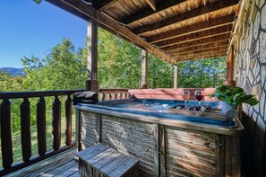 Outdoor spa tub - Peaceful Cabin the Smokies - Ideally located between Pigeon Forge and Gatlinburg (Gatlinburg)