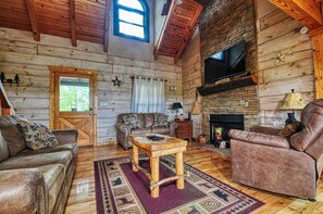 Living area - Peaceful Cabin the Smokies - Ideally located between Pigeon Forge and Gatlinburg (Gatlinburg)