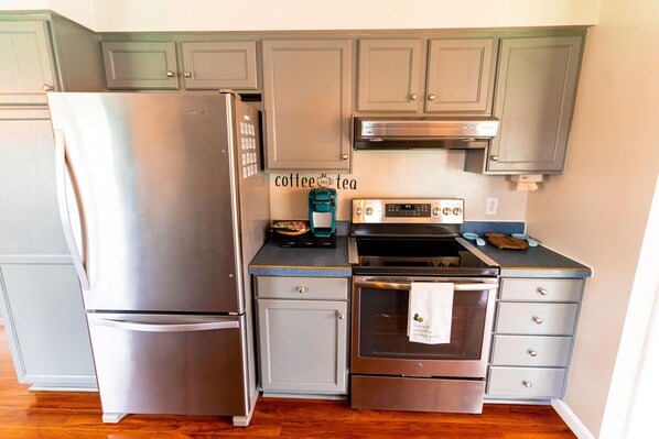 Refrigerador, microondas, horno y parrilla de estufa 