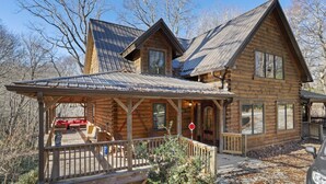 A log cabin with a porch, a covered deck, and a garage. - 5 Sleeping Area Log Cabin in a Great Location (Blowing Rock)
