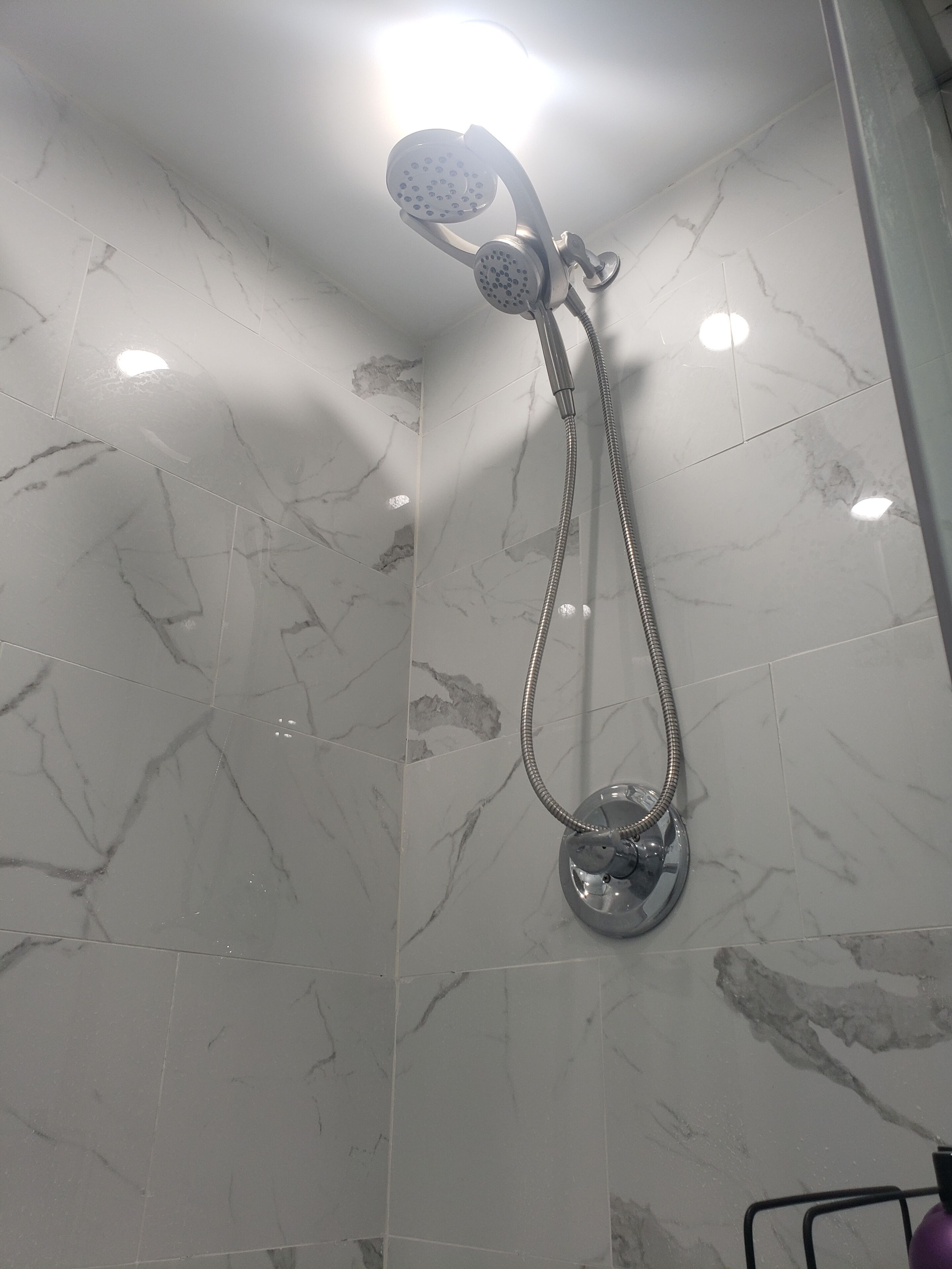 Ducha, toallas, jabón, papel higiénico