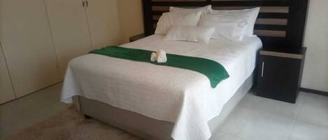 3 slaapkamers, een strijkplank/strijkijzer, wifi, beddengoed