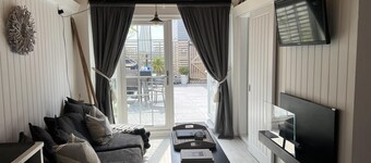 1 Bed Cabin - Sleeps 2 - Pets - Garden - Parking