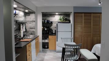 Réfrigérateur, micro-ondes, lave-vaisselle, cafetiÚre/bouilloire