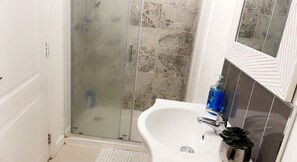 Shower, towels - Inviting  2-Bed, Sleeps 5 (Wakefield)