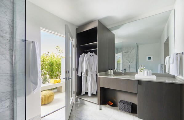 King Room with Patio | Bathroom | Shower, rainfall showerhead, hair dryer, bathrobes
