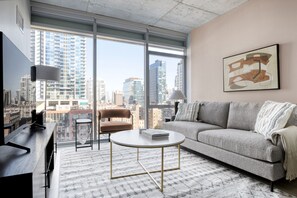 Télévision, chaîne hi-fi, espaces bureaux