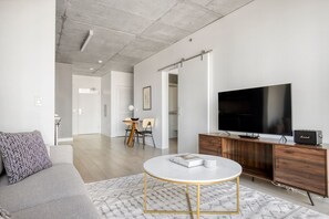 Télévision, chaîne hi-fi, espaces bureaux