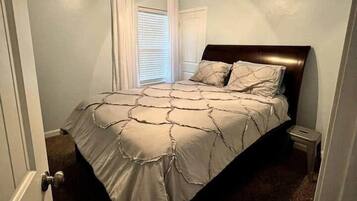 4 bedrooms, iron/ironing board, WiFi, bed sheets