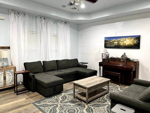 TV - The Stillwater Cottage (Stillwater)