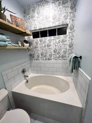 Combined shower/bathtub, hair dryer - The Stillwater Cottage (Stillwater)