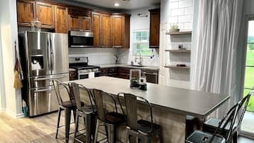 Een koelkast, een magnetron, een oven, een vaatwasser