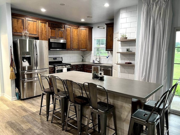 Fridge, microwave, oven, dishwasher - The Stillwater Cottage (Stillwater)