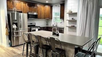 Jääkaappi, mikroaaltouuni, uuni, astianpesukone