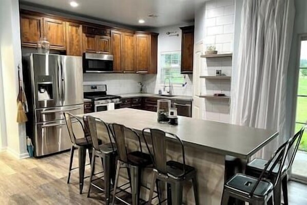 Fridge, microwave, oven, dishwasher - The Stillwater Cottage (Stillwater)