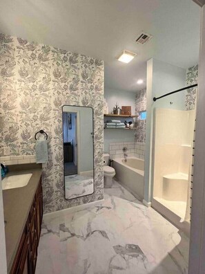 Kombinert dusj/badekar og hårføner