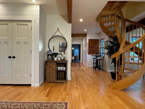Spacious Farmhouse on Davis Stream to Damariscotta Lake with 5 bedrooms