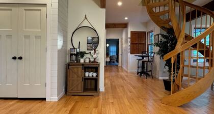 Spacious Farmhouse on Davis Stream to Damariscotta Lake with 5 bedrooms