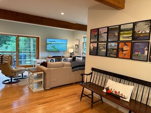 Smart TV, books - Family Lake Getaway on Davis Stream  5BR + Kayaks (Jefferson)